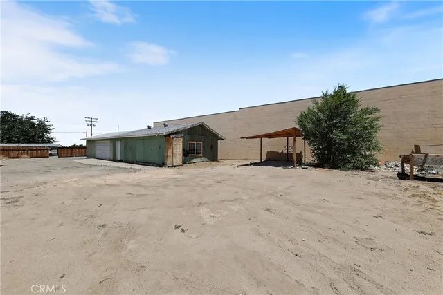 a view of backyard of the house