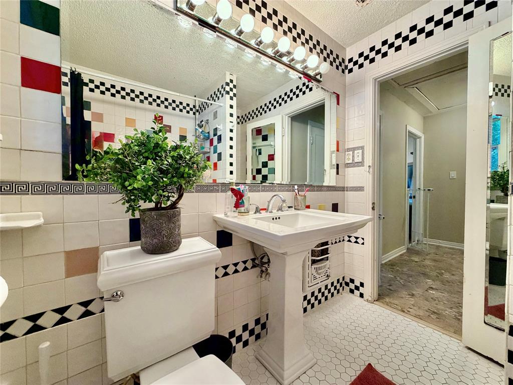 919 Denton Street Denton, TX 76201 - Photo 13 of 19 a bathroom with a sink and mirror