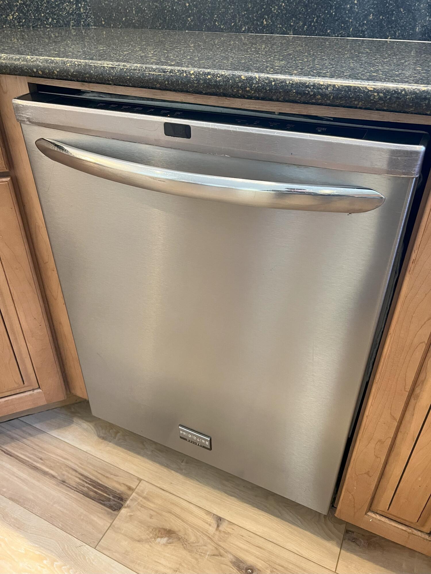 1979 Northwest Jackpine Place Redmond, OR 97756 - Photo 4 of 25 Dishwasher