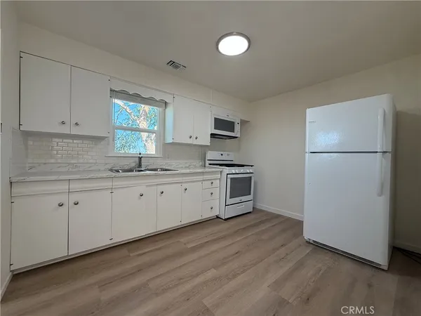 $3,500 | 126 East Sunset Drive South, Redlands, CA 92373
