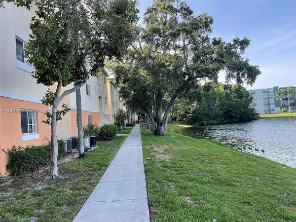 $235,000 | 3690 North 56th Avenue, Unit 916, Hollywood, FL 33021