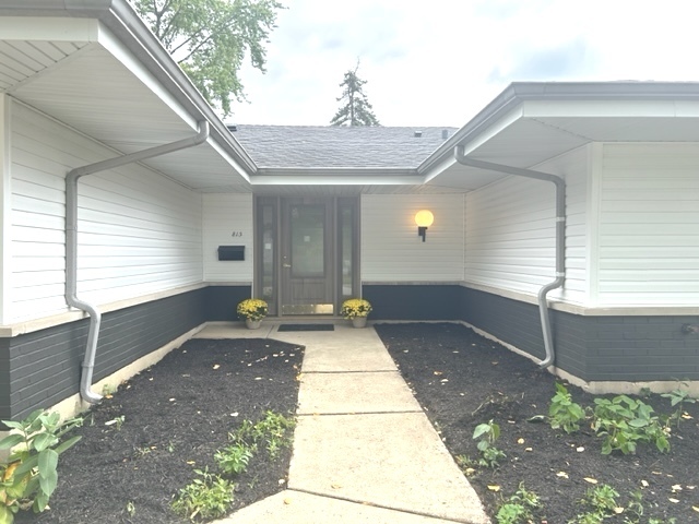 815 Downing Drive Schaumburg, IL 60169 - Photo 7 of 8 a lobby with furniture and window