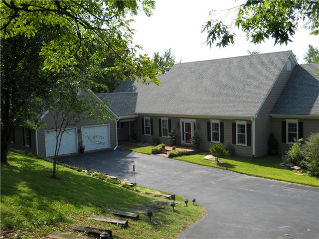 318 Stoneybrook Road Columbia, TN 38401 - Photo 20 of 20 Welcome to your new home - spacious floor plan which gives you lots of room to roam.