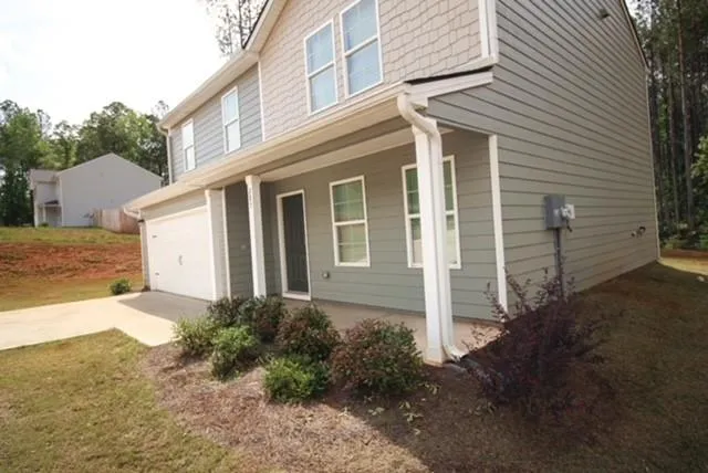 a view of a house with backyard and garden