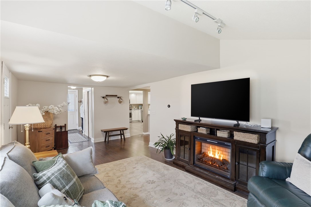 4561 Allen Road Canandaigua Town, NY 14424 - Photo 9 of 38 Living room