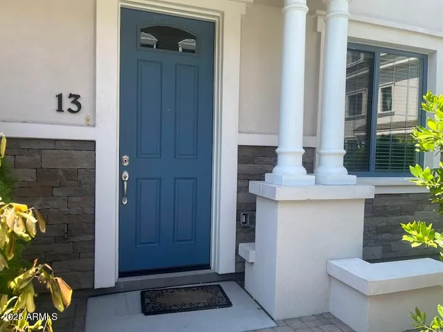 a view of entryway with livingroom