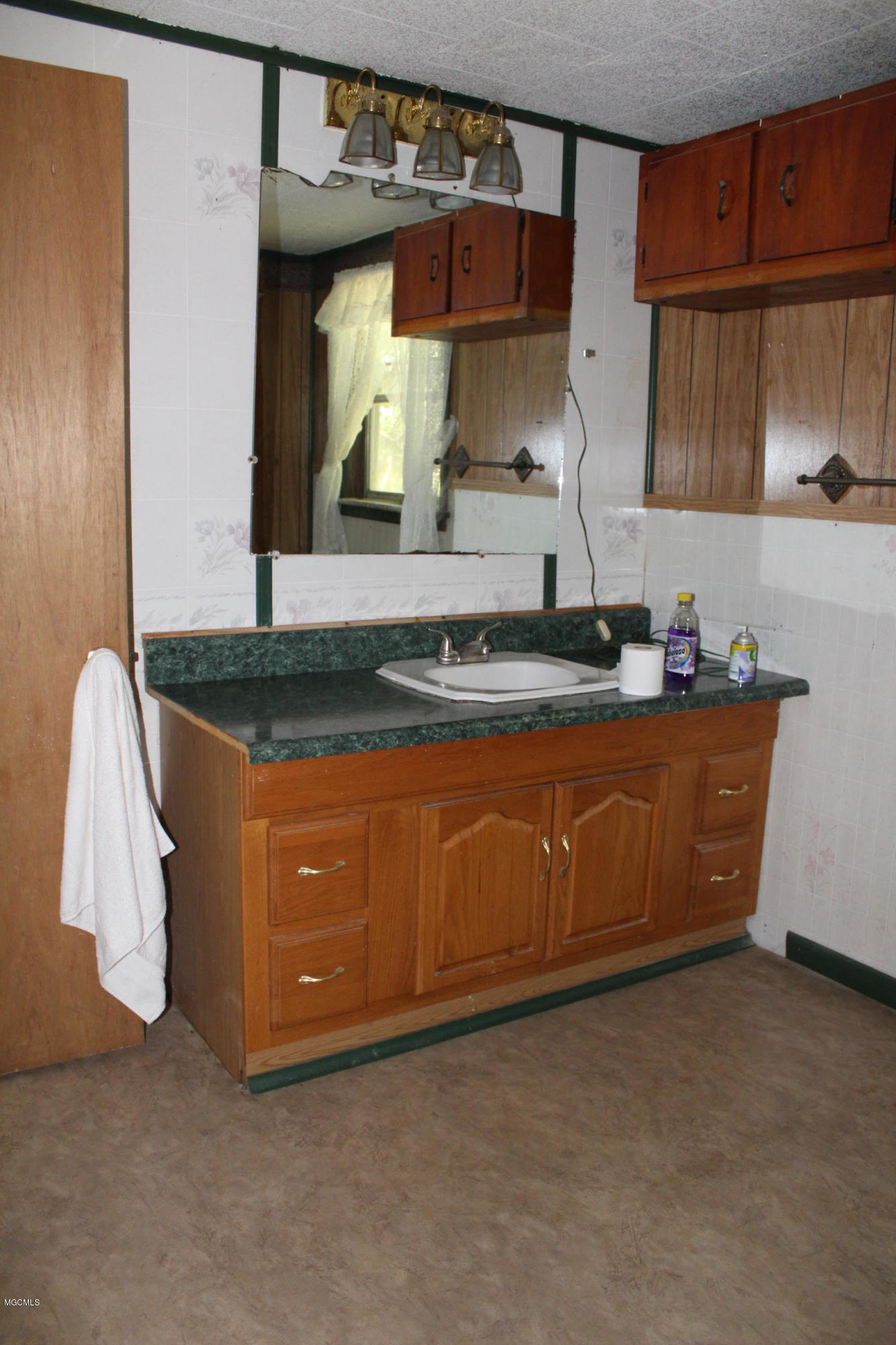 529 Pear Street Ocean Springs, MS 39564 - Photo 11 of 16 529 bathroom 2