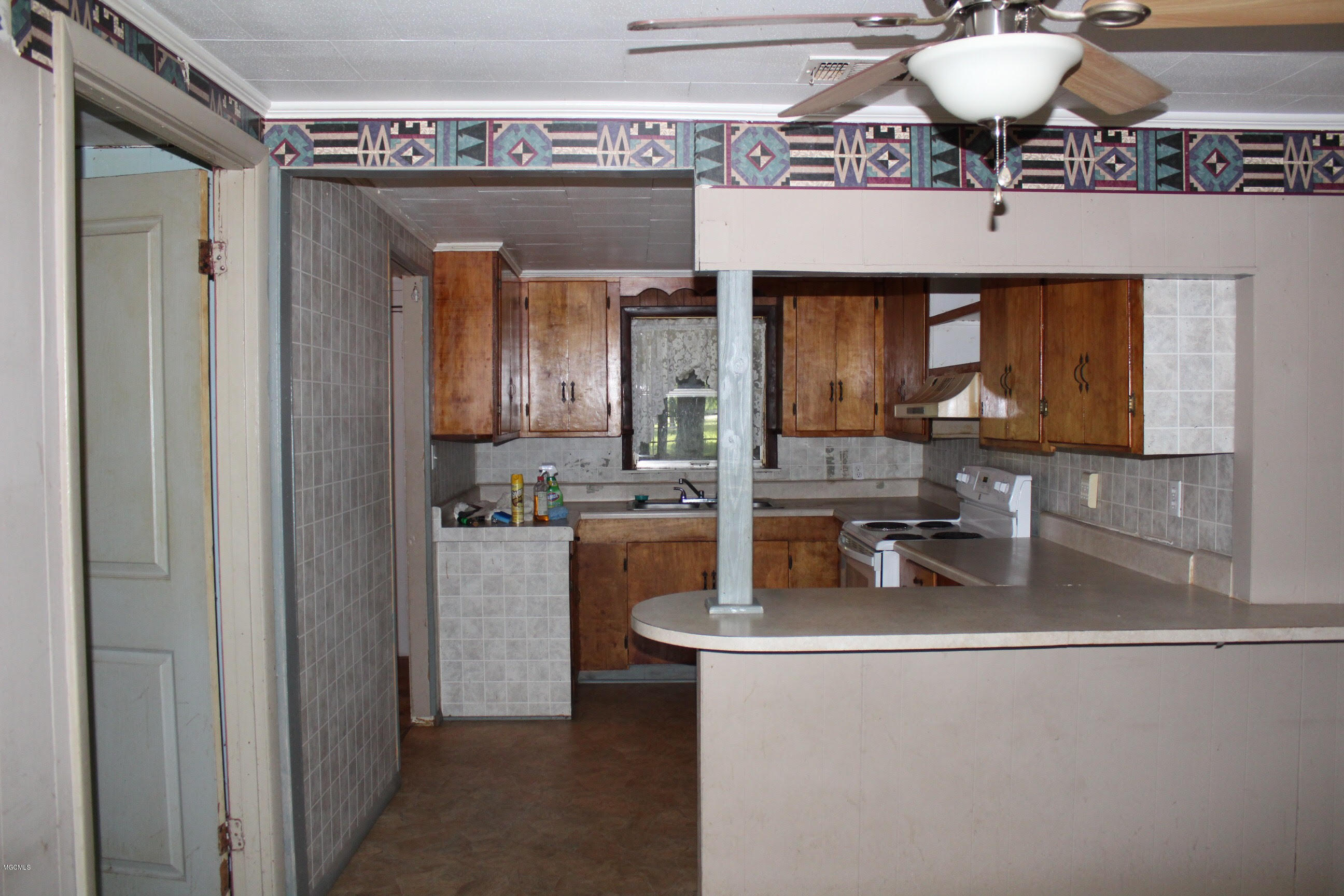 529 Pear Street Ocean Springs, MS 39564 - Photo 3 of 16 529 Pear kitchen