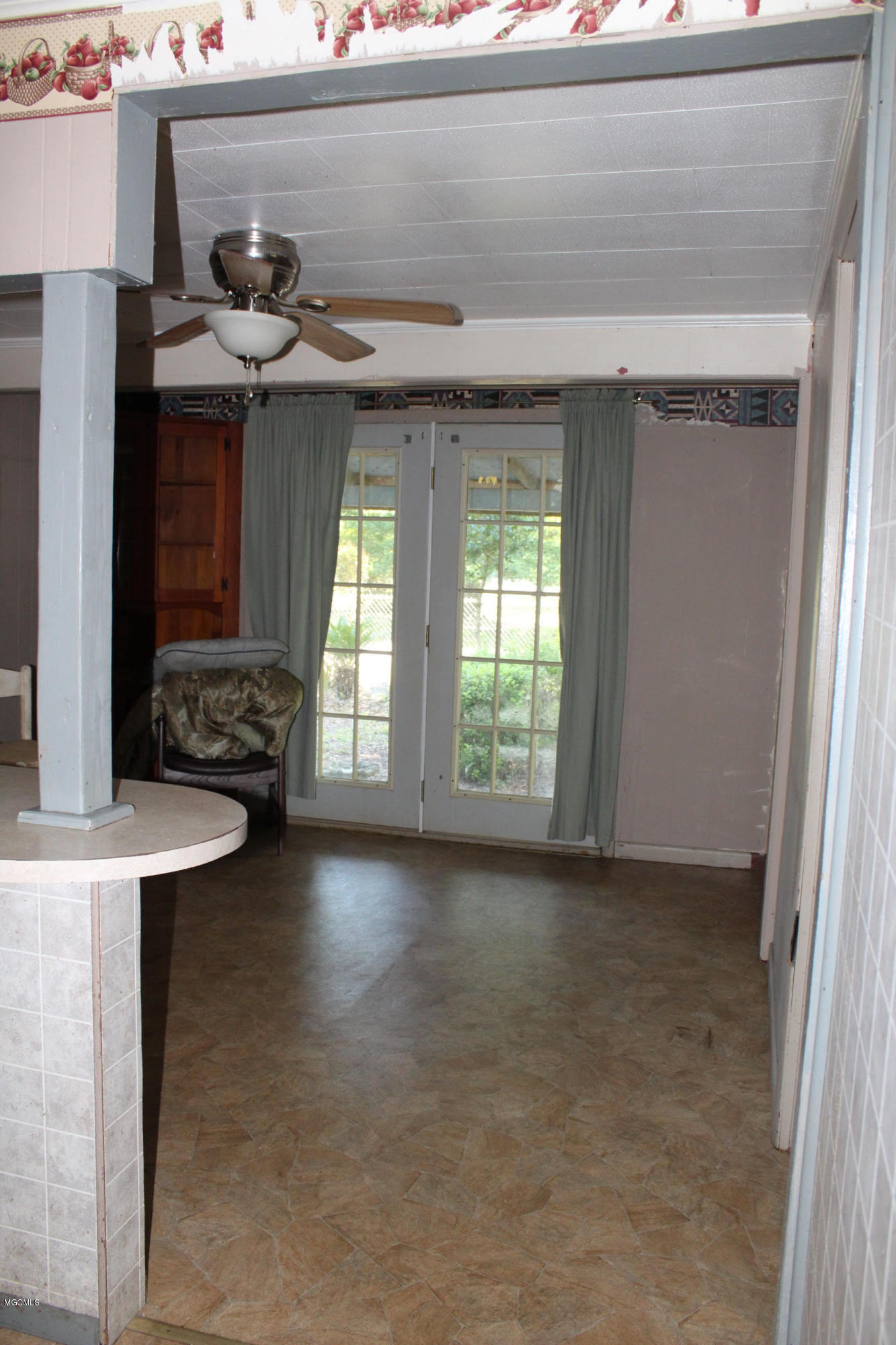 529 Pear Street Ocean Springs, MS 39564 - Photo 4 of 16 529 Pear breakfast room