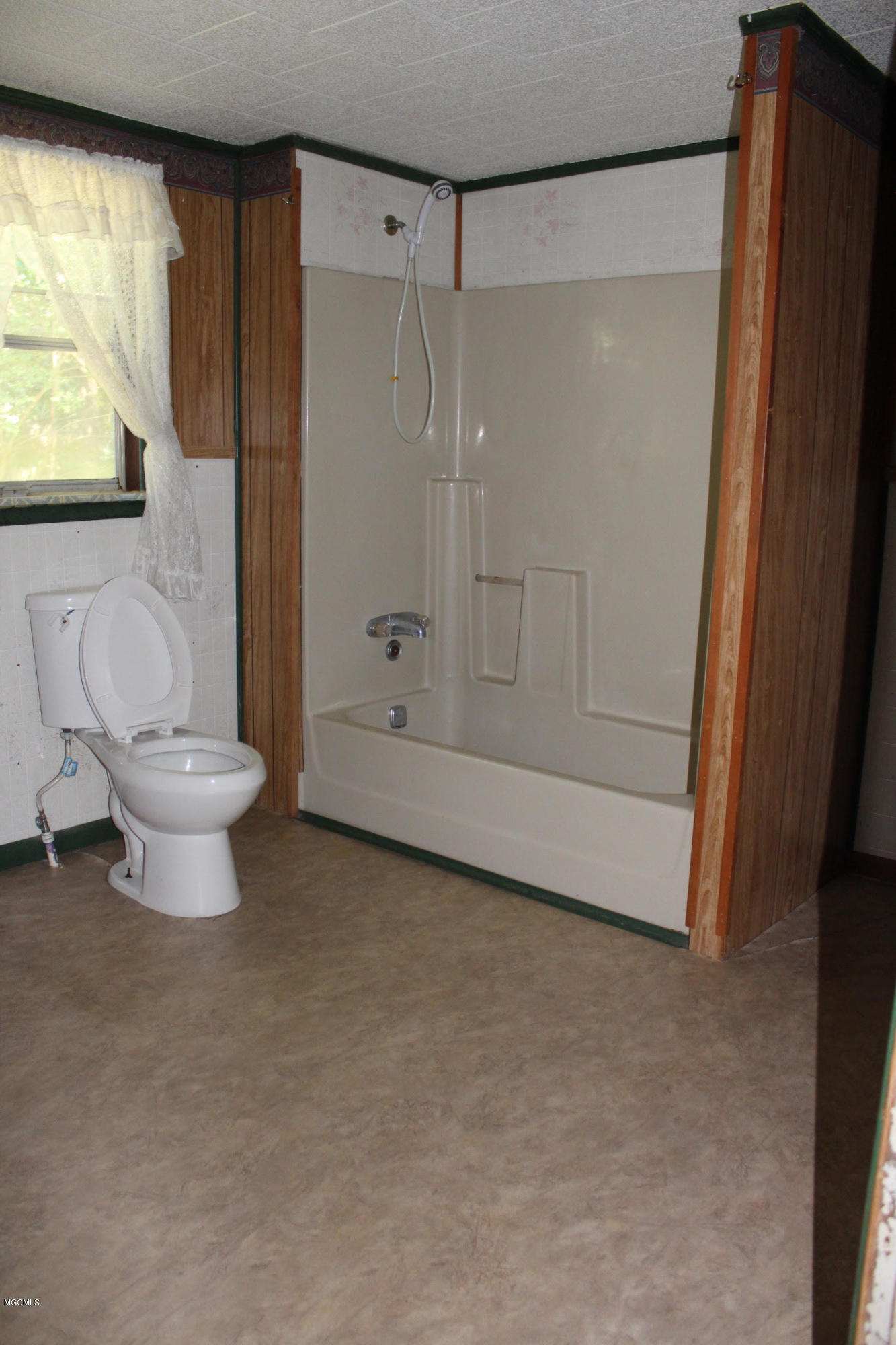 529 Pear Street Ocean Springs, MS 39564 - Photo 10 of 16 529 Pear bathroom