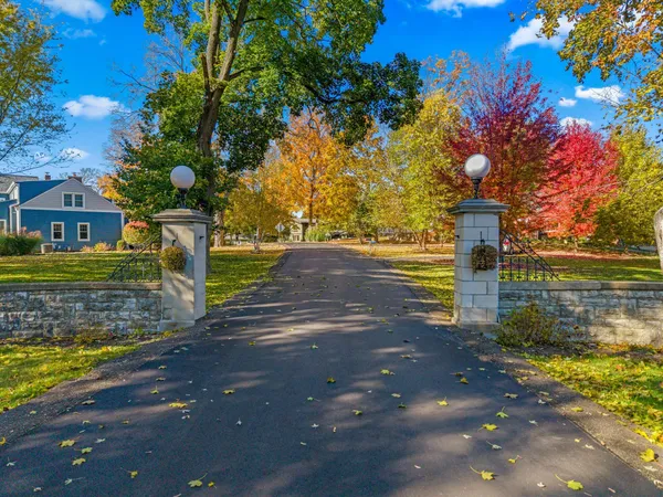 $799,000 | N60W38457 Blackhawk Drive, Oconomowoc, WI 53066