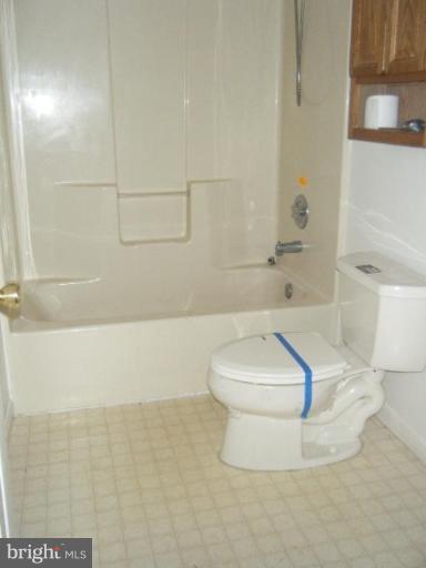 987 Crystal Rock Road Lusby, MD 20657 - Photo 8 of 14 a bathroom with a bathtub