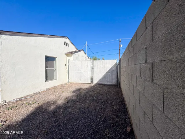 a view of a house with a backyard