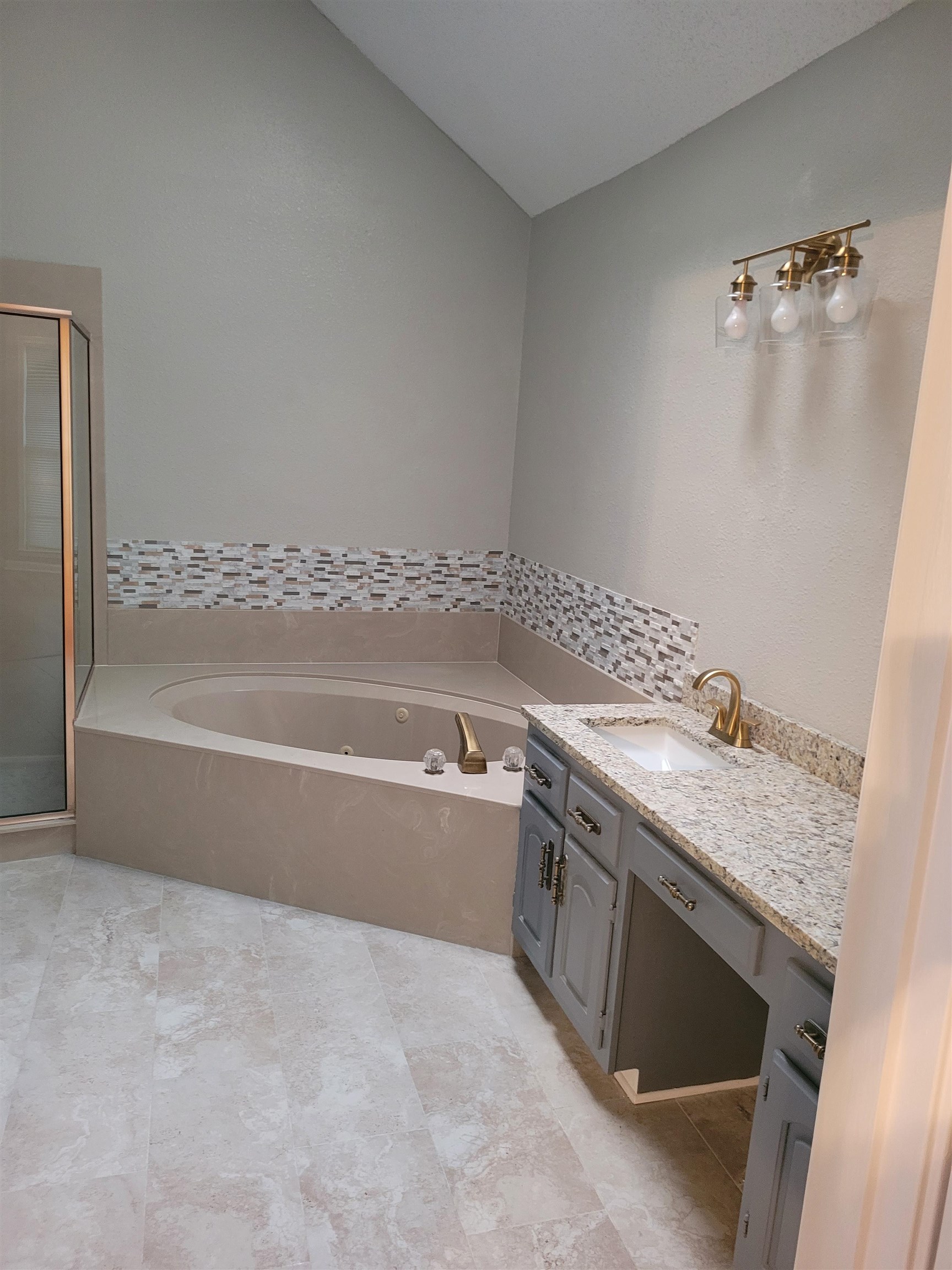 138 Walnut Ridge Lane Memphis, TN 38018 - Photo 17 of 17 master bathe- suite