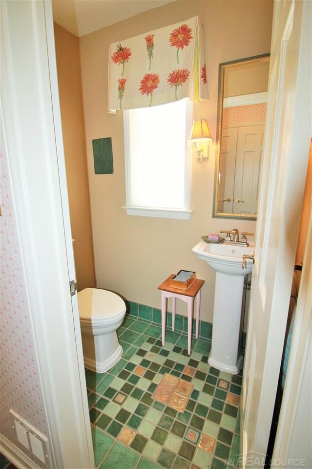 307 McMillan Road Grosse Pointe, MI 48236 - Photo 18 of 48 50010881-17.JPG