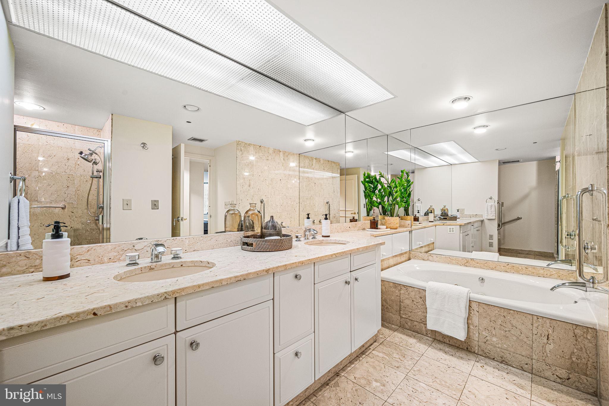 202 West Rittenhouse Square, Unit 1508 Philadelphia, PA 19103 - Photo 21 of 38 En-suite bath