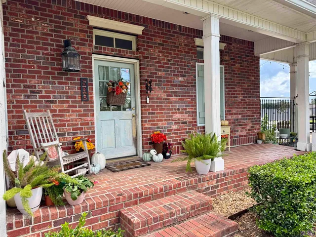 $695,000 | 600 Techeview Drive, Berwick, LA 70342