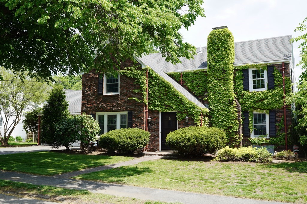 11 Miles Standish Road Marblehead, MA 01945 - Photo 1 of 20 Gallery Image 1