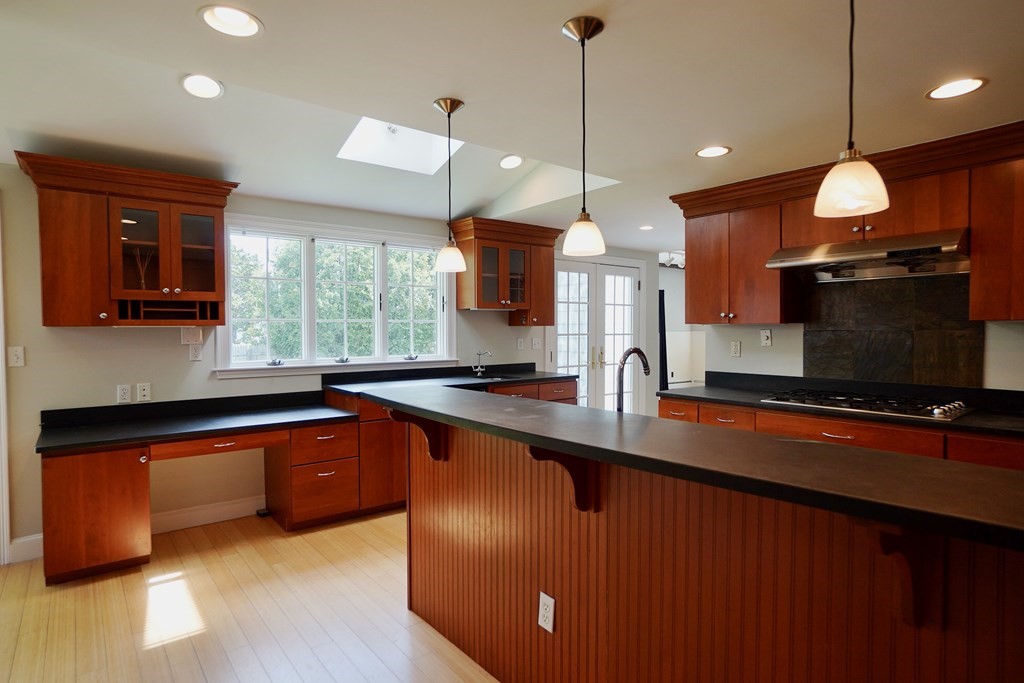 11 Miles Standish Road Marblehead, MA 01945 - Photo 4 of 20 Gallery Image 4