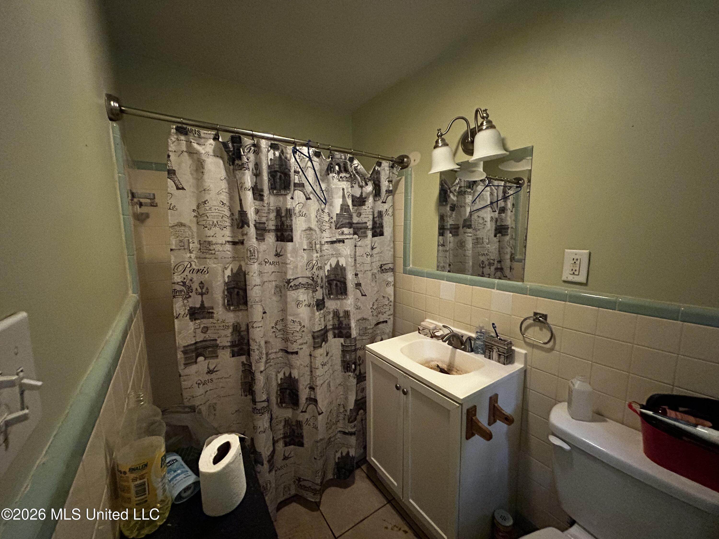 720 Colonial Circle Jackson, MS 39211 - Photo 17 of 25 Bathroom