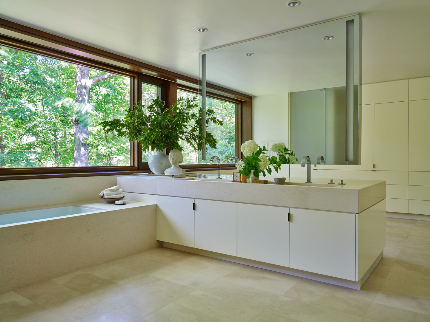 516 Sheridan Road Glencoe, IL 60022 - Photo 32 of 45 a bathroom with a large tub sink and mirror