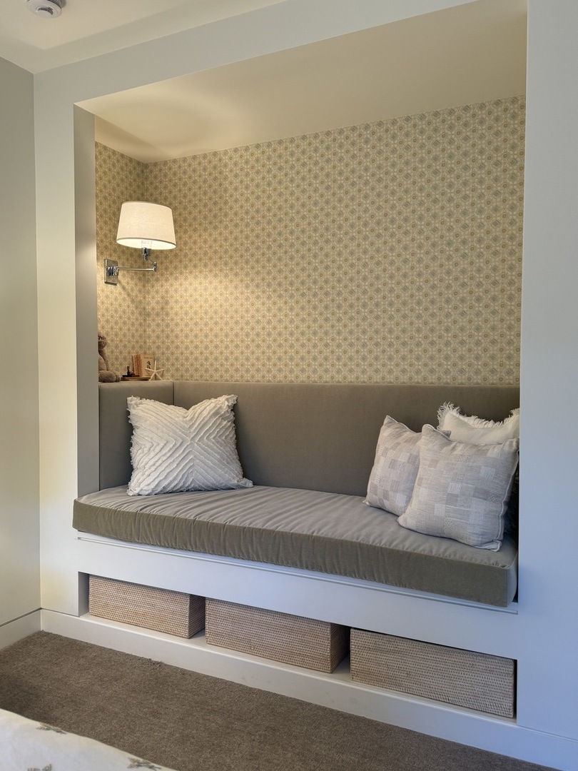 516 Sheridan Road Glencoe, IL 60022 - Photo 38 of 45 a living room with a bed and lamps