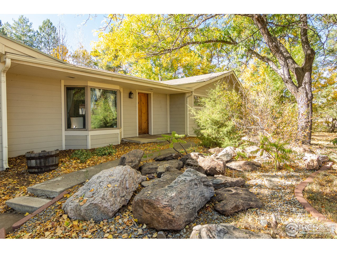 a view of a house with a backyard