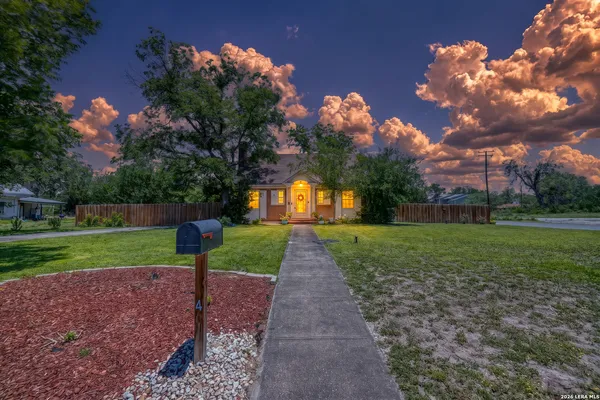 $269,900 | 440 South Getty Street, Uvalde, TX 78801