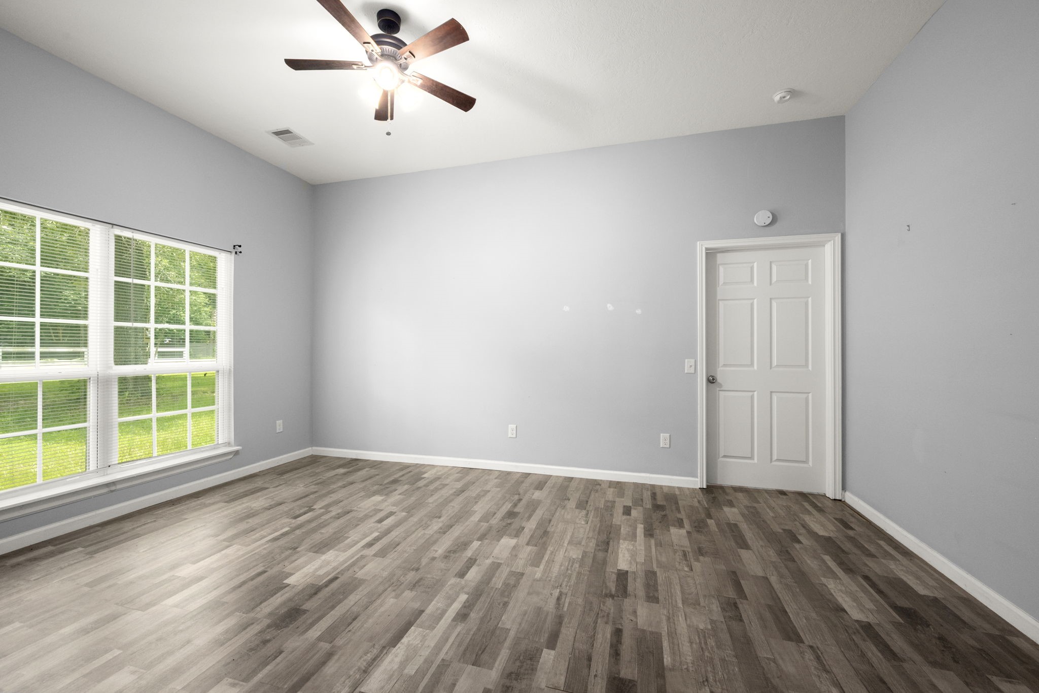 10871 Coaster Lane Conroe, TX 77306 - Photo 22 of 37 Primary Bedroom. Lots of light, space and high ceilings. You can fit so much furniture in here. The door in the far right leads to a large walk in closet.