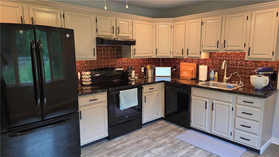 3733 Viewpoint Court Slatington, PA 18080 - Photo 4 of 25 Granite counters and stainless appliances define this well-appointed kitchen.
