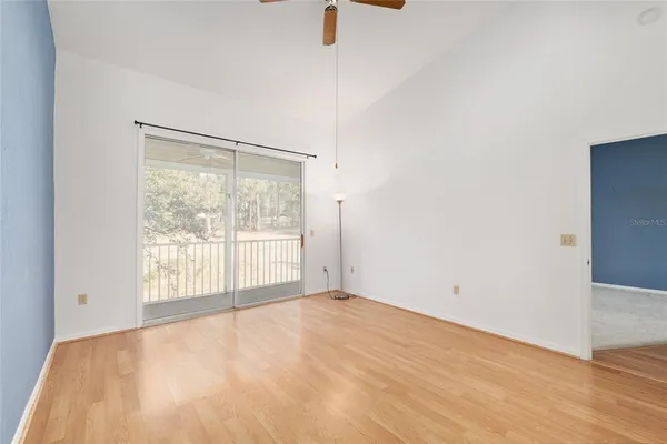 a view of empty room with a ceiling fan