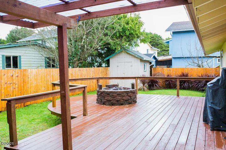 130 Division Street Depoe Bay, OR 97341 - Photo 3 of 3 130 Division backyard