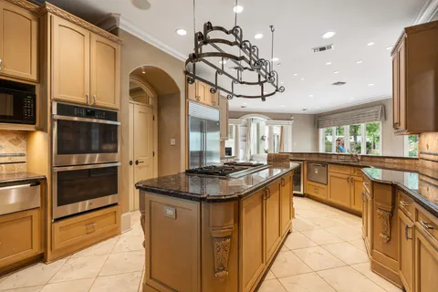 $4,200,000 | 835 Echo Lane, Hedwig Village, TX 77024
