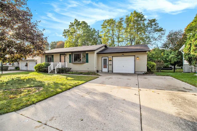 $249,000 | 359 10th Street, Manistee, MI 49660