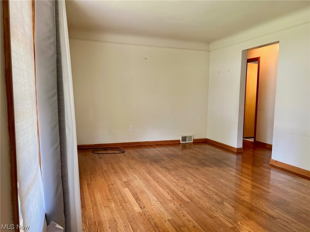 4041 Suffolk Road Cleveland, OH 44121 - Photo 3 of 15
