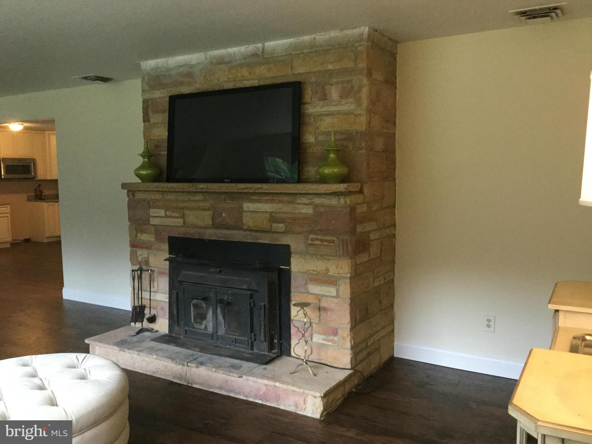 12365 Rock Point Road Newburg, MD 20664 - Photo 15 of 24 Living Room