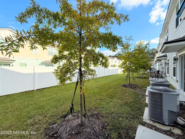 a view of a backyard