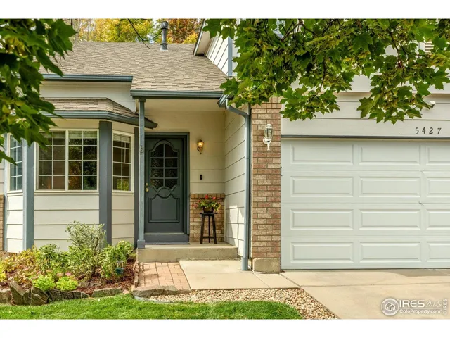 a small garden in the backyard of a house