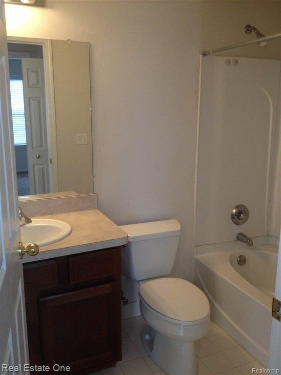 735 East Bluff Court, Unit 2 Rochester, MI 48306 - Photo 12 of 14 11 Basement full bath.JPG