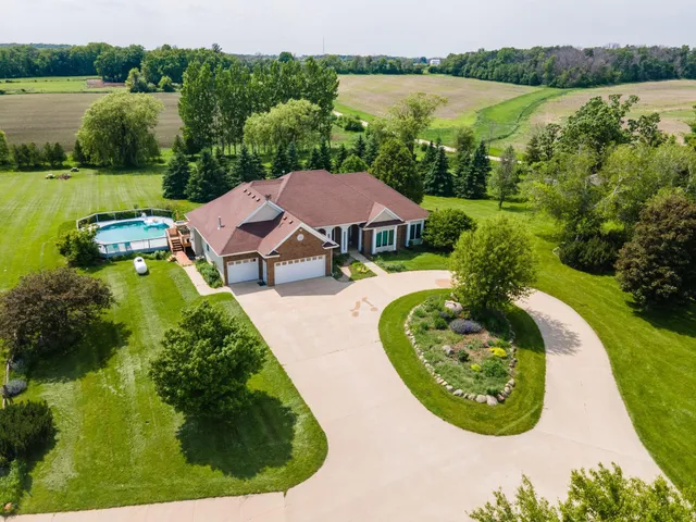 $735,000 | 62539 185th Avenue, Dodge Center, MN 55927