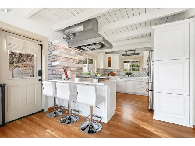 $1,949,000 | 10150 South Riverside Drive, Portland, OR 97219