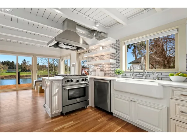 $1,949,000 | 10150 South Riverside Drive, Portland, OR 97219