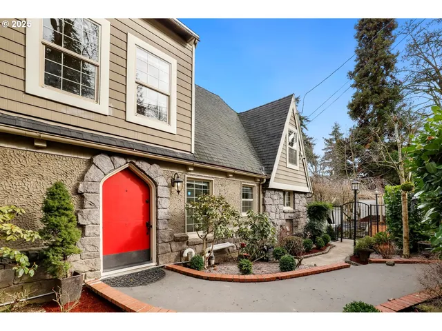 $1,949,000 | 10150 South Riverside Drive, Portland, OR 97219