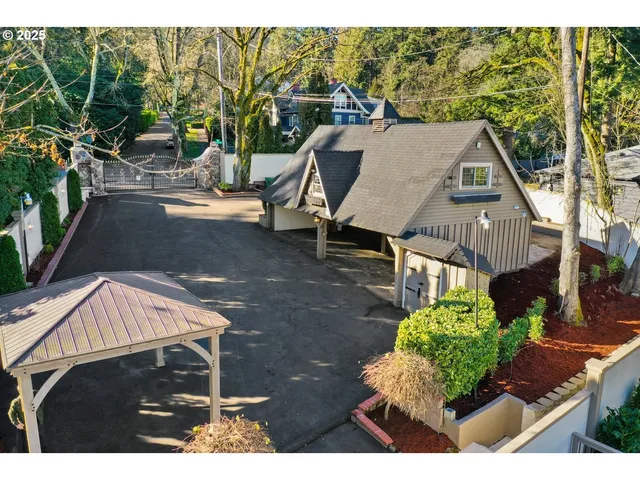 $1,949,000 | 10150 South Riverside Drive, Portland, OR 97219