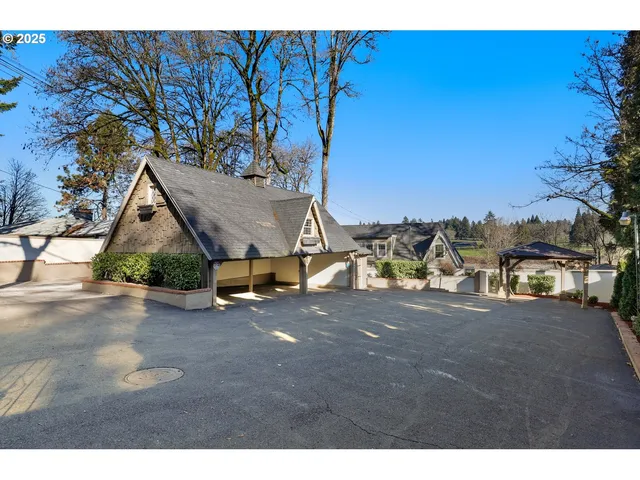 $1,949,000 | 10150 South Riverside Drive, Portland, OR 97219
