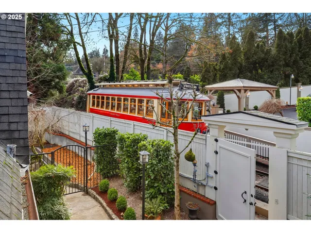 $1,949,000 | 10150 South Riverside Drive, Portland, OR 97219