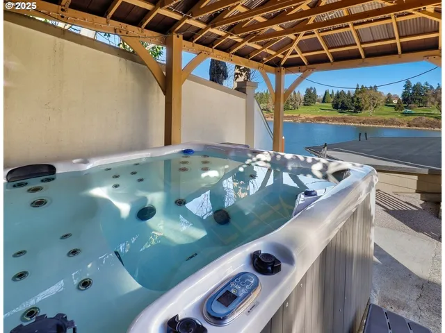 $1,949,000 | 10150 South Riverside Drive, Portland, OR 97219