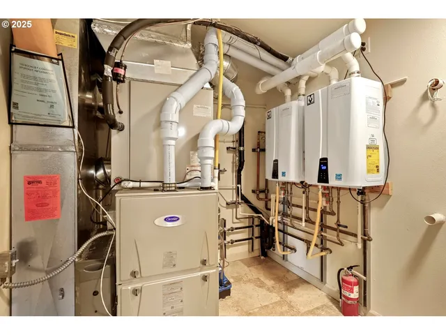 $1,949,000 | 10150 South Riverside Drive, Portland, OR 97219