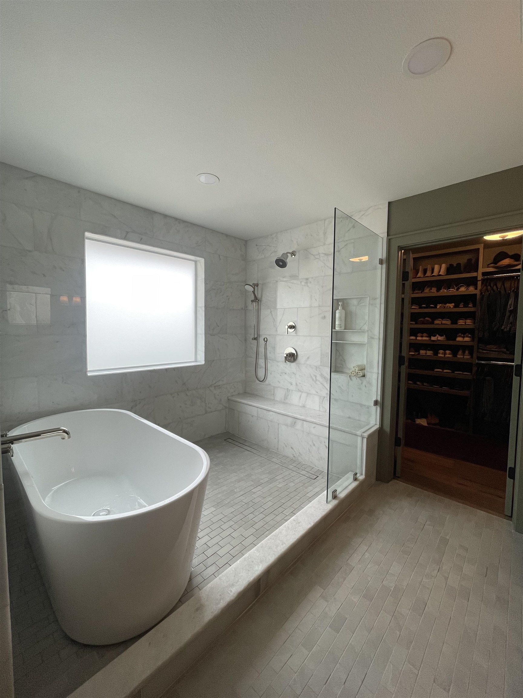 270 Chaparral Meadowlakes, TX 78654 - Photo 18 of 28 a spacious bathroom with a bathtub and a shower
