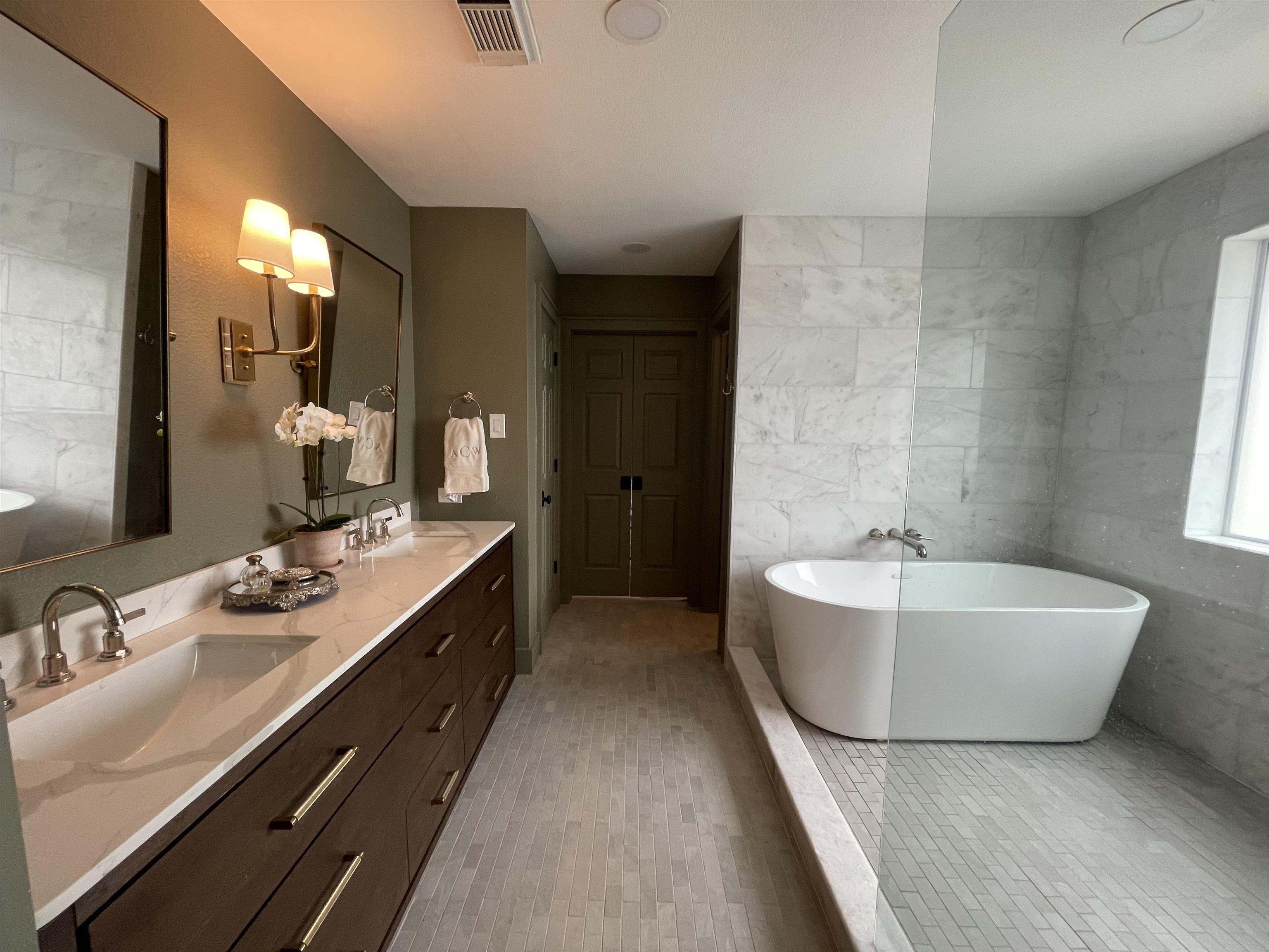 270 Chaparral Meadowlakes, TX 78654 - Photo 19 of 28 a spacious bathroom with a double vanity sink mirror and bathtub